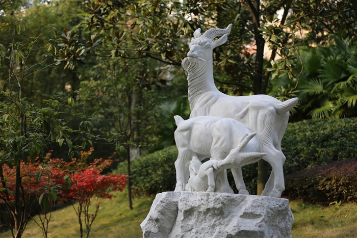 
雕塑——羊羔跪乳